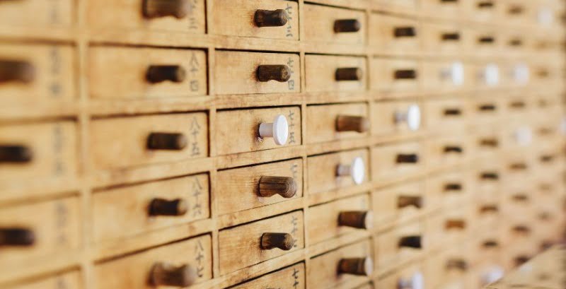 おみくじの入った棚