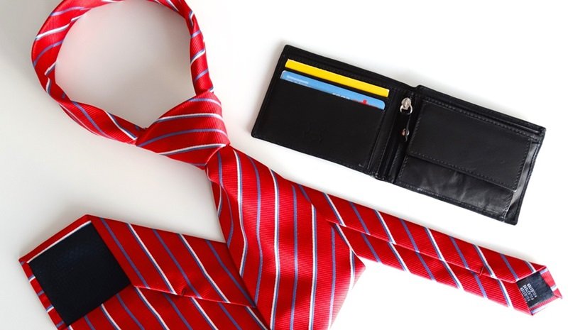 赤いネクタイと黒い財布