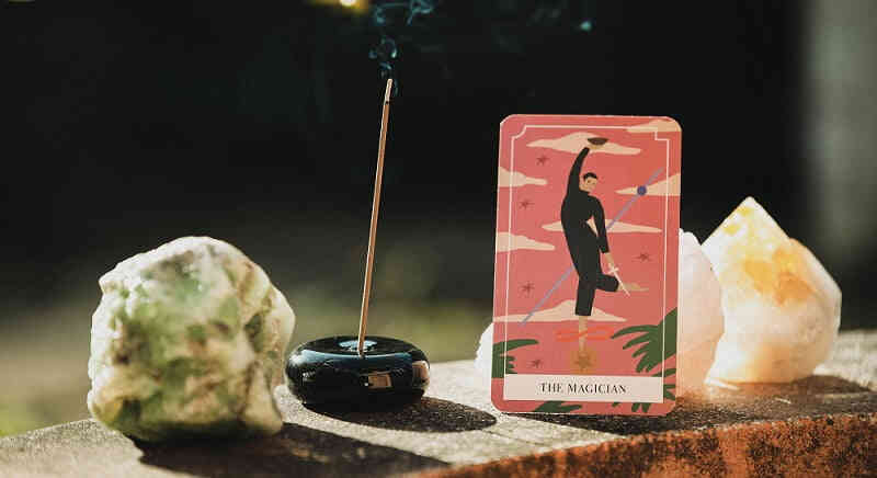 マジシャンのタロットカードと浄化の為の石と、香の煙