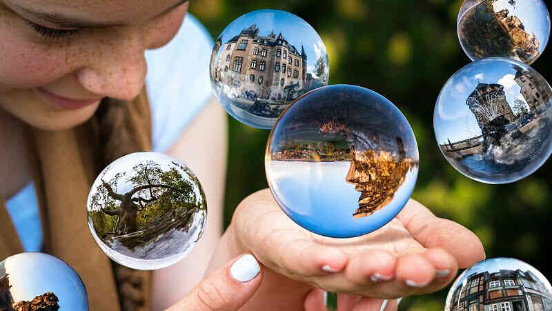 様々なものを映し出す水晶玉のイメージ