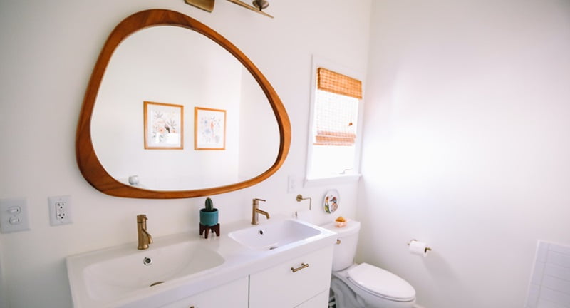 トイレの大きな鏡