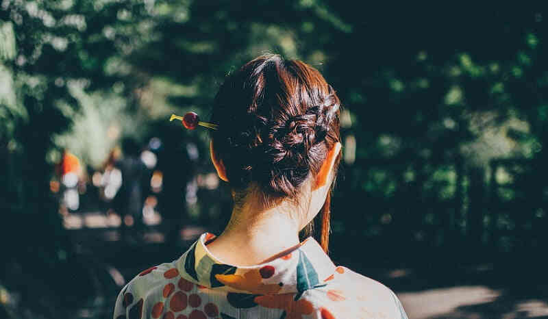 着物を着て髪を結っているロングヘアーの女性