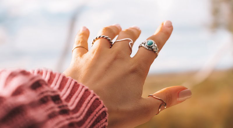様々な指輪を付けた左手