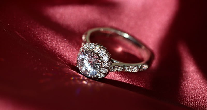 ダイヤがあしらわれた指輪