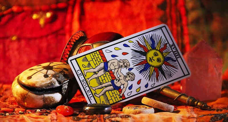 「LE SOLEIL」は、タロットカードの大アルカナに属する19番目のカードです。このカードは太陽を象徴し、一般的には非常にポジティブな意味合いを持っています。