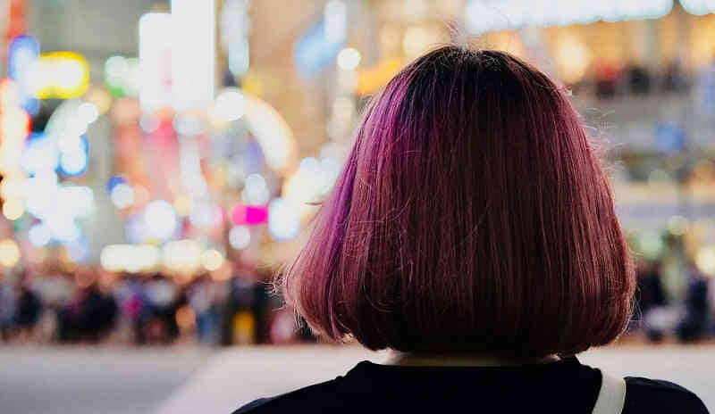 ショートカットの女性の後ろ姿