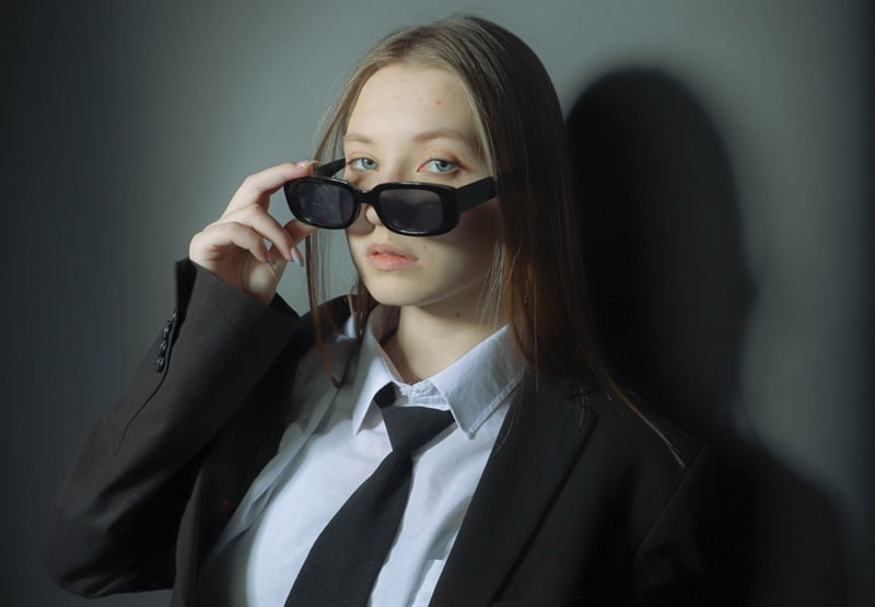 黒いスーツの女性