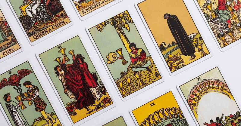 整然と並べられたタロットカード