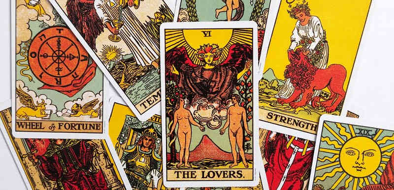 「The Lovers」は、タロットカードの大アルカナに属する6番目のカードで、一般的に恋人または選択を象徴し、愛情、パートナーシップ、選択肢などのテーマが関連している。