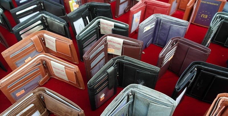 様々な色の財布